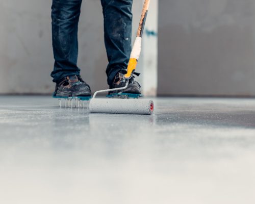 apply grey epoxy resin in an industrial hall